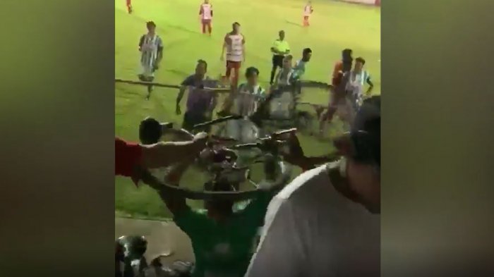 Se lanzaron una bicicleta y una carretilla: Violenta pelea se registró entre hinchas de liga amateur chilena