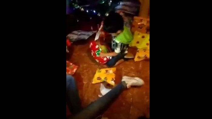 Niño recibió una sandía de regalo y esta fue su reacción