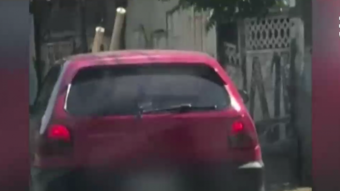 Registran violenta agresión a mujer en un automóvil en Peñalolén