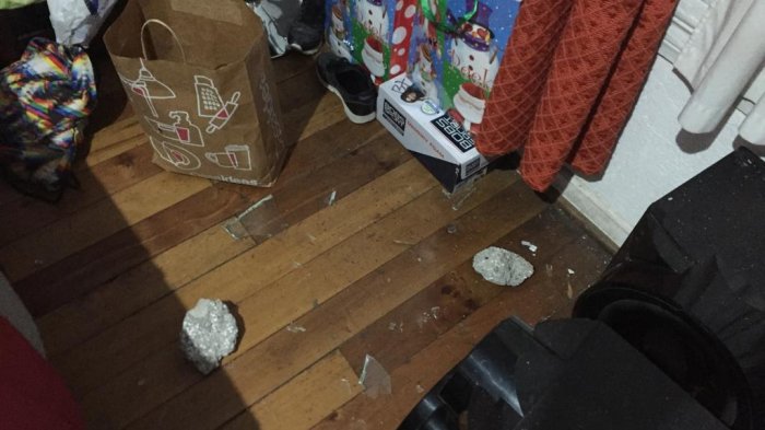 Denuncian que una turba atacó a piedrazos la casa de una familia tras pedirles a sus vecinos que bajaran el volumen de la música