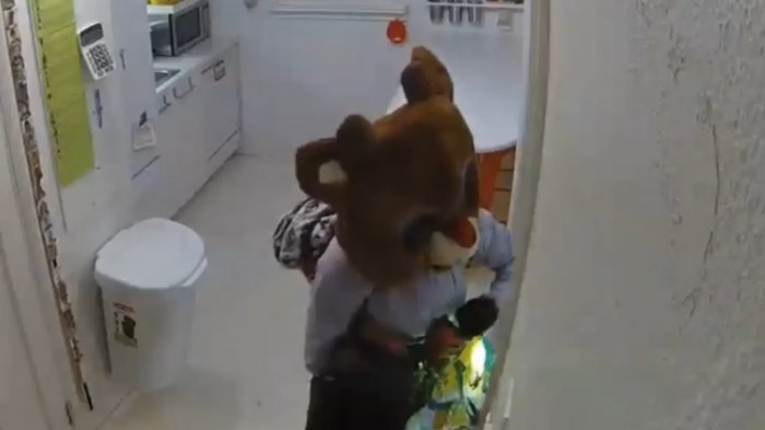 ¡Feliz Navidad! Delincuente ad hoc con las celebraciones de fin de año entró a robar disfrazado de reno