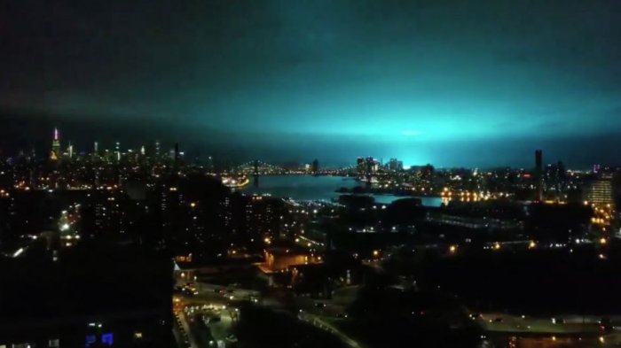 Explosión de un transformador eléctrico produjo que la noche neoyorkina se volviera azul