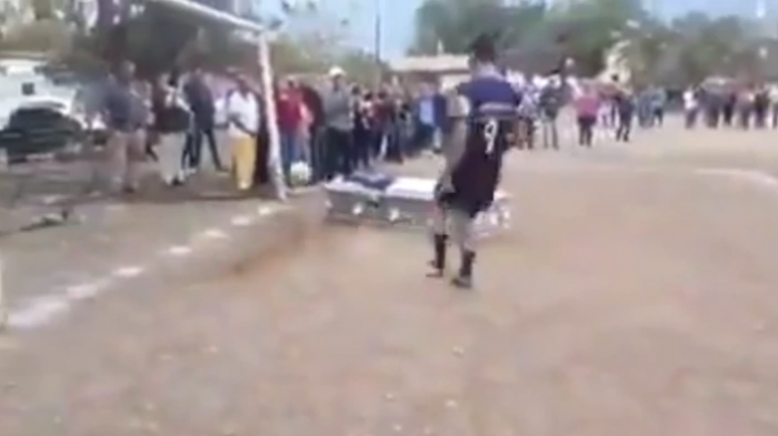 El último gol: Equipo de futbol amateur llevó féretro de su amigo hasta la cancha para cumplir su último deseo