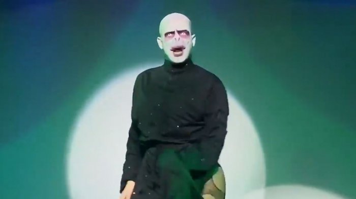 No dudó en sacar su varita: La sensual performance de Lord Voldemort bailando en un club nocturno