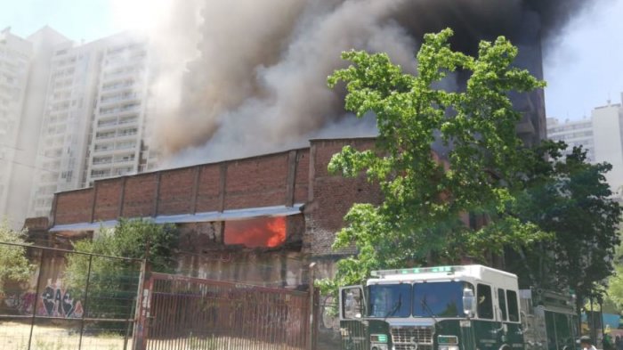 Incendio de gran magnitud afectó a una vivienda de Santiago Centro a horas de la celebración de Año Nuevo