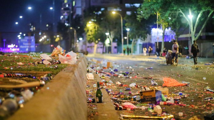 Con 40 toneladas de basura: Así quedó la Alameda luego del show pirotécnico de Año Nuevo