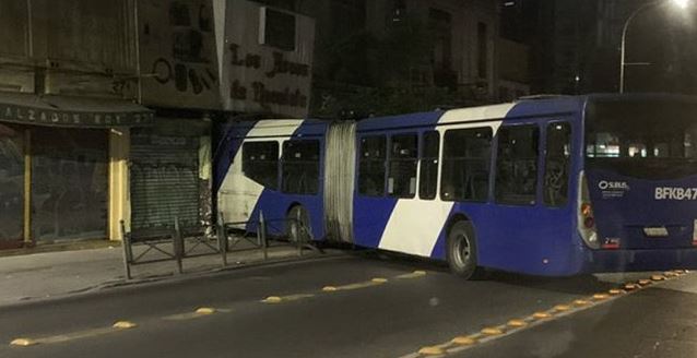 Bus del Transantiago impactó contra restaurante en pleno sector de Patronato