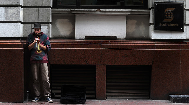 Ordenanza municipal busca eliminar para siempre a los músicos callejeros de terrazas de restaurantes