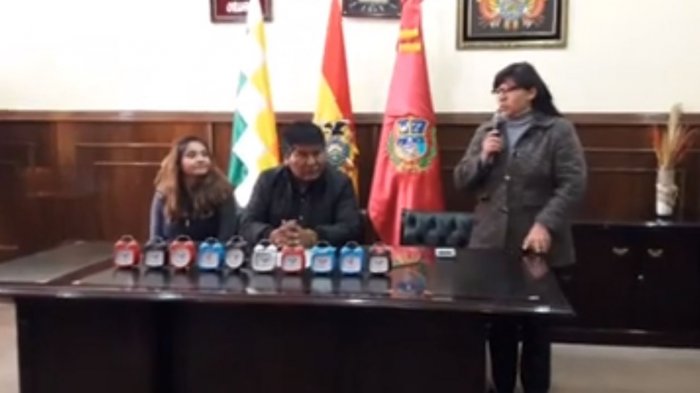 Gobernador les regaló relojes despertadores a impuntuales funcionarios públicos