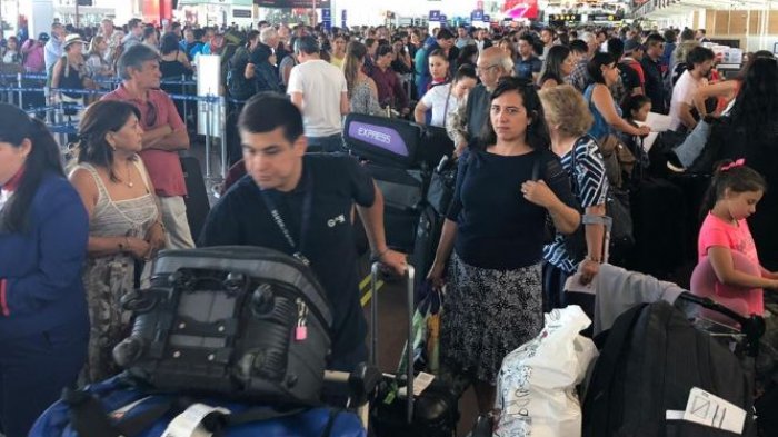 Falla en huincha transportadora de equipaje en Aeropuerto de Santiago mantiene en vilo a pasajeros