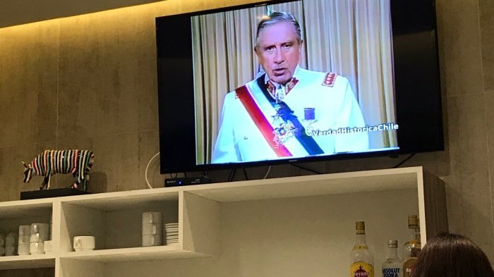 Pasajeros denuncian que aeropuerto de Punta Arenas exhibió discurso de Pinochet en el salón VIP