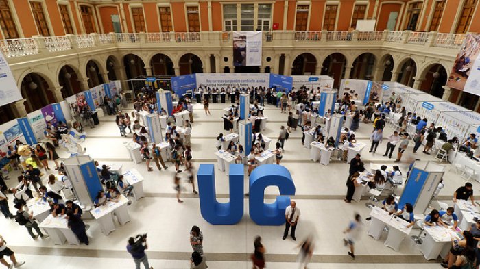 Opiniones divididas generó en el alumnado la medida de la UC que prohibió fumar en todos sus campus
