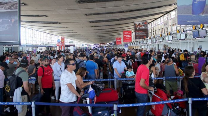 Largas filas: Rotura de cañerías fue el causante del caos en aeropuerto de Santiago