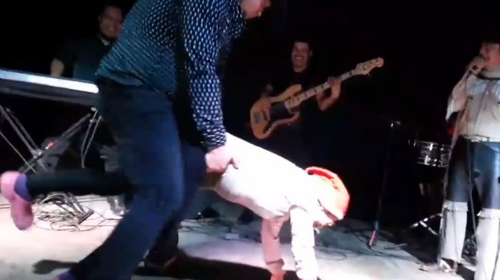 “Me dio vergüenza ajena”: Critican a grupo musical por encendido baile del “Gusano” con una mujer en Puerto Montt