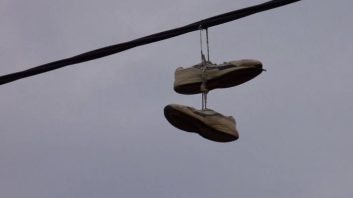 ¿Qué significan las zapatillas colgadas de los cables?: Valparaíso anuncia el fin del “Shoefiti” en tres esquinas del puerto