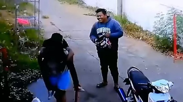 La mejor esposa del mundo: Mujer salió de su casa para “llevar a lapa” a su marido ebrio hasta el interior