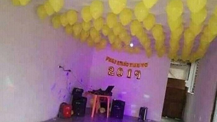 Con los crespos hechos: Joven organizó fiesta de Año Nuevo y sus amigos no llegaron