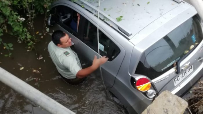 Un amigo en su camino: Carabineros rescató a dos mujeres que cayeron en su auto a un canal de regadío