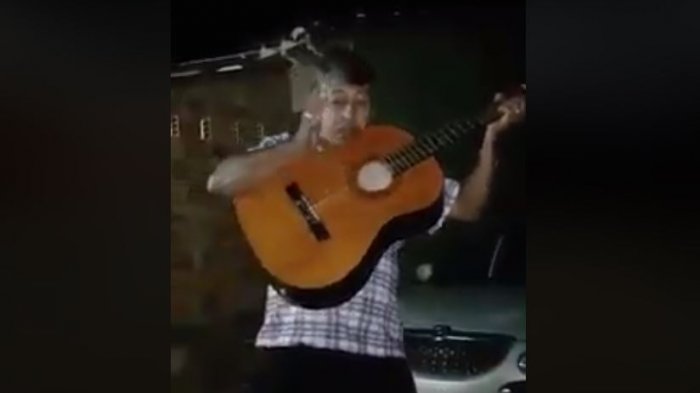 Músico profesional: Cantó el cumpleaños feliz hasta el final, a pesar de haberse azotado contra el suelo