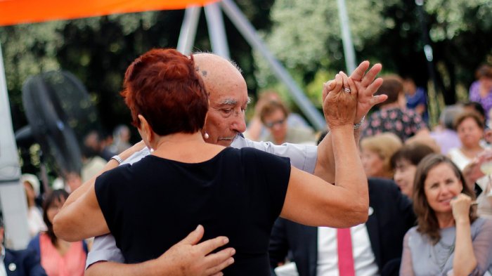 Desde redes sociales hasta sexualidad afectiva: Ofrecen cursos gratuitos enfocados a los adultos mayores