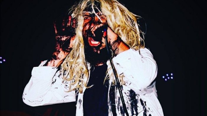 Musico metalero que regaló polémica polera a diputado Boric respondió críticas con video viral