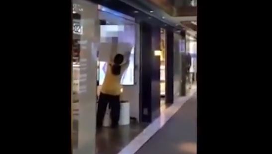 Clientes de tienda de electrónica quedaron sorprendidos con video erótico transmitido en pantalla gigante