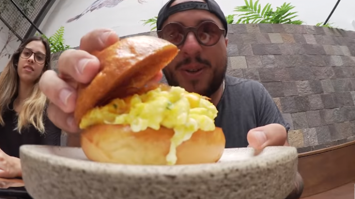 Youtuber culinario fue a constatar por qué en Perú se vende el pan con huevo más caro de Latinoamérica