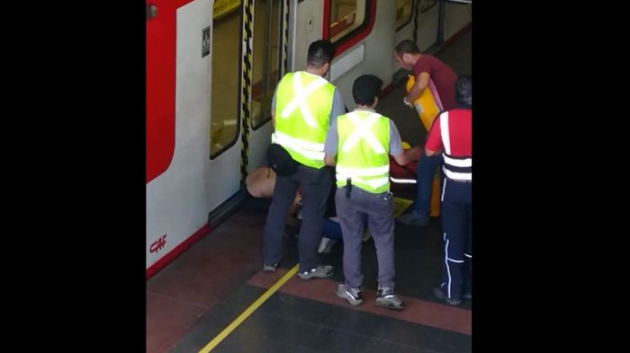 Vendedor ambulante quedó con una de sus piernas atrapada entre el vagón y el andén del Metro de Santiago