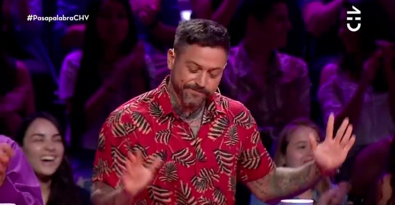 Pascual Fernández sorprendió con inesperado beso a Julián en Pasapalabra