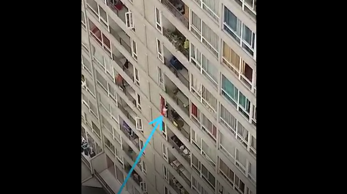Video muestra a menor de edad pasándose de ventana a balcón desde el piso 7 de un edificio