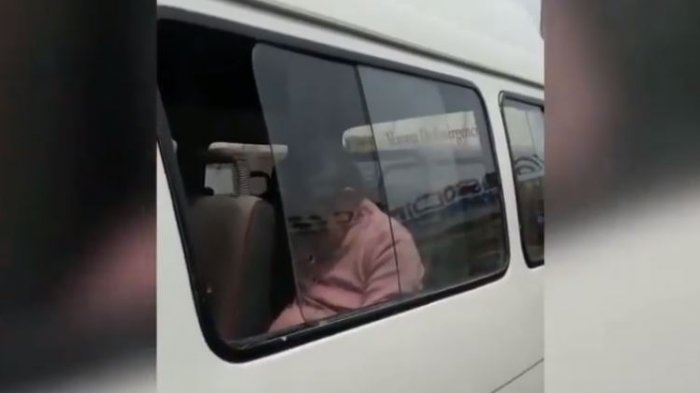 ¡Que perversa es usted! Mujer fue duramente increpada por dejar a su madre anciana encerrada en un furgón