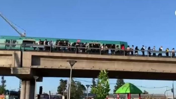 Evacúan la estación Pedrero del Metro de Santiago por corte de energía eléctrica