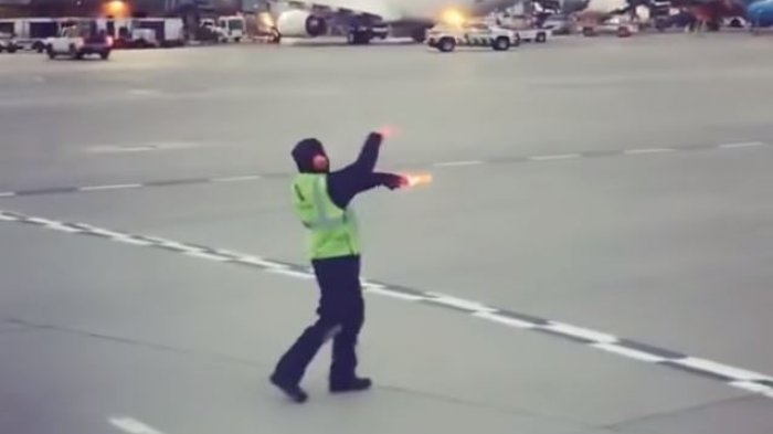 Quería hacer reir a los pasajeros: Trabajador se luce con divertido baile en medio de una pista de aterrizaje