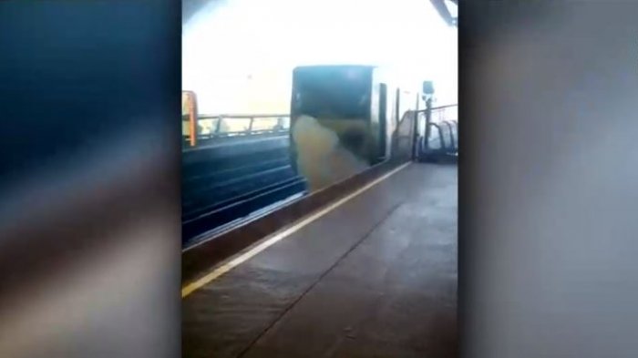 Caída de una señalética a las vías de la estación Pedrero provocó corte eléctrico y caos matinal en el Metro de Santiago