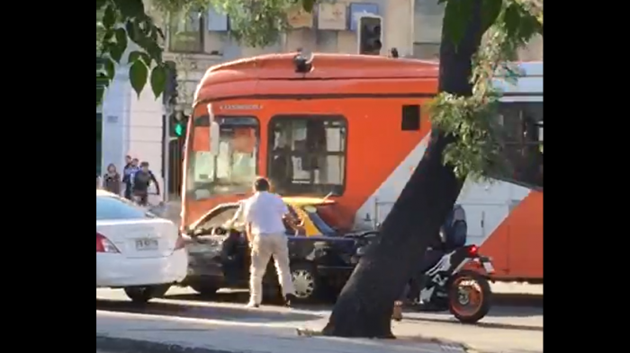 Caos en la Alameda: Bus de Transantiago arrasó con taxi en hora peak luego que el conductor lo atacara con un martillo