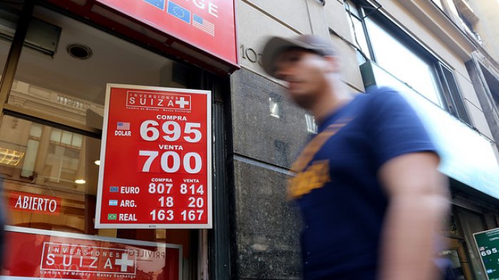 Escaparon con $20 millones: Investigan robo a casa de cambio en la comuna de Las Condes