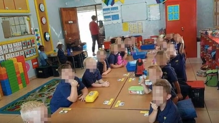 Polémica por profesora que separó a sus alumnos por raza en colegio de Sudáfrica