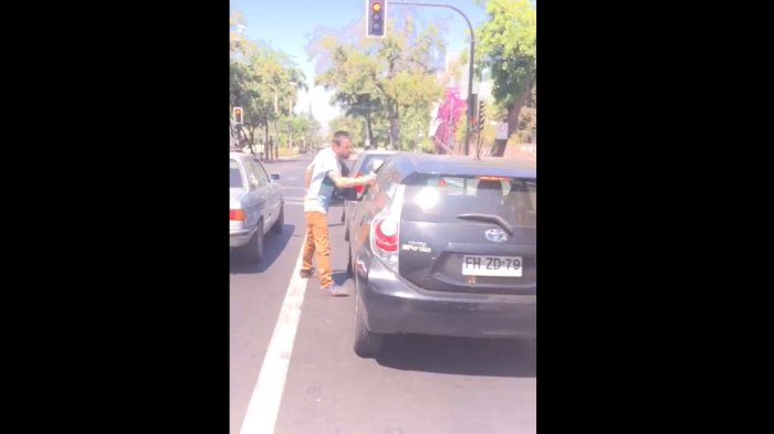 Discusión entre conductores termina con auto arrastrado en Providencia