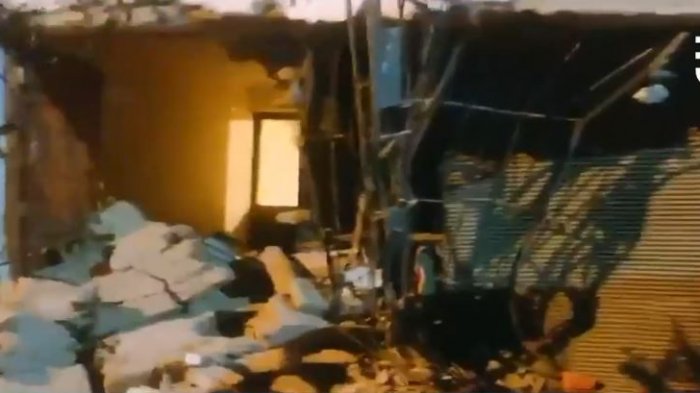 Conductor de Transantiago fue apedreado por desconocidos y terminó con la micro incrustada en el living de una casa