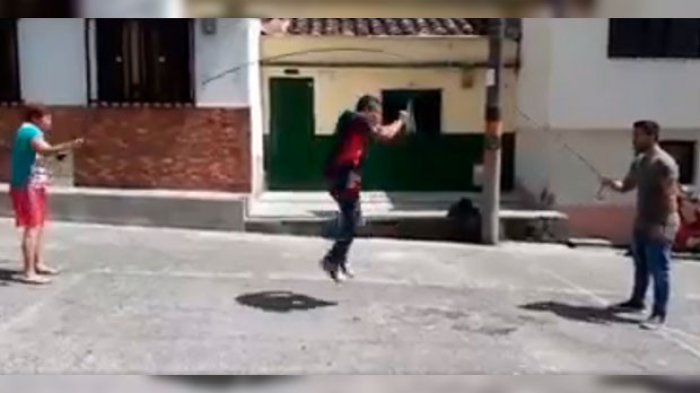 Buenos para el leseo: Lo invitaron a jugar a la cuerda y lo dejaron saltando solo y con los ojos vendados