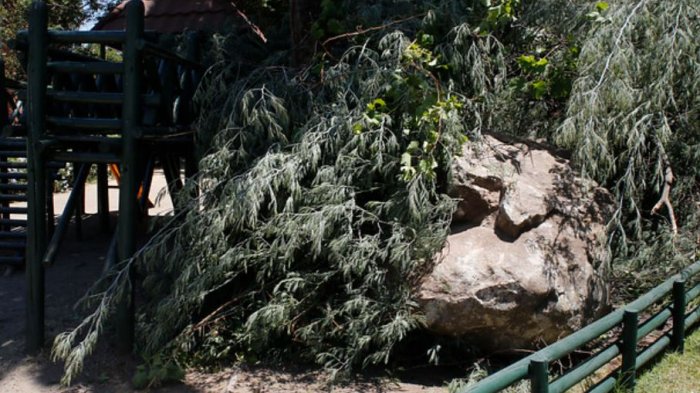 Gigantesca roca cayó al interior de un condominio en Providencia: Venía del cerro San Cristóbal