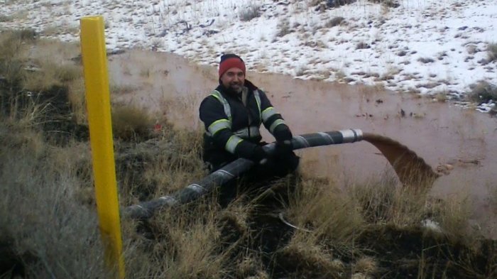 Ahora le dicen “el Willy Wonka”: Chofer desbarrancó su camión y formó impresionante río de chocolate