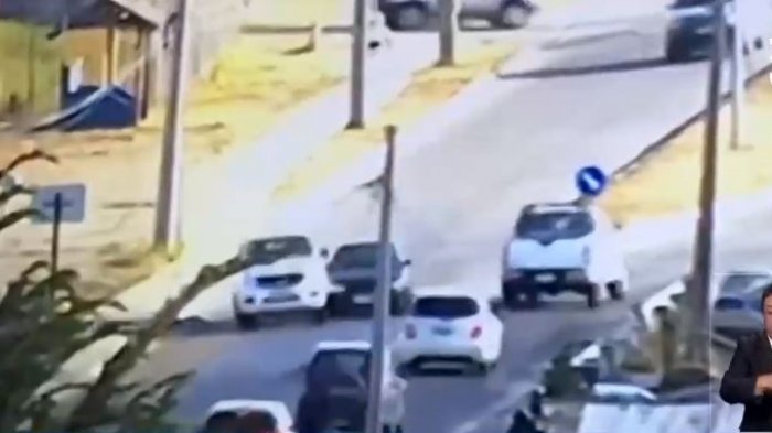 Ojo con adelantar por la derecha: Conductor provocó grave accidente por imprudencia al volante