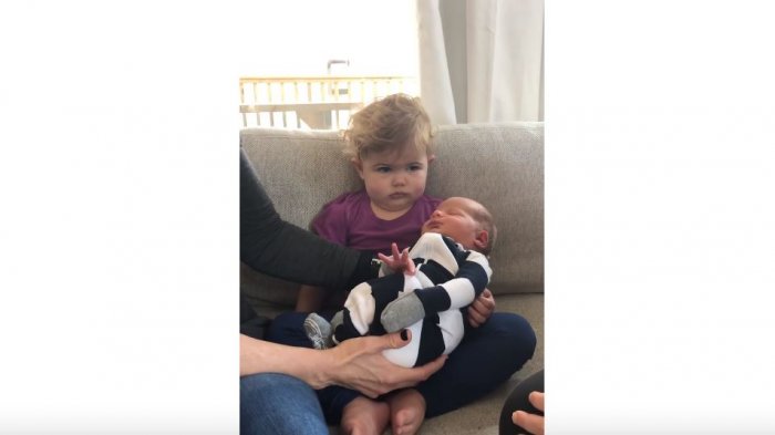 La decepcionante reacción de una niña cuando recibe a su hermano recién nacido se convirtió en viral