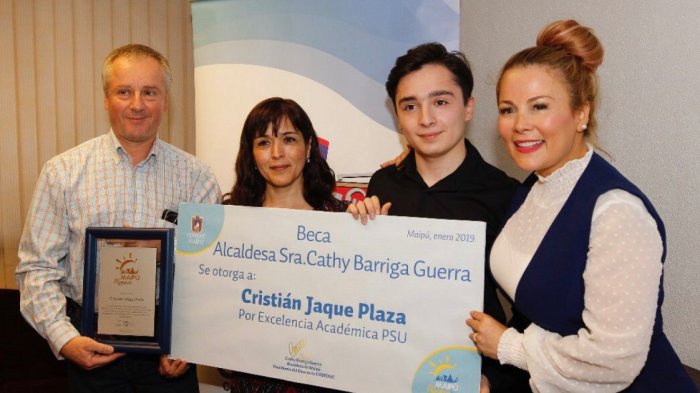 Maipú premia a 3 puntajes nacionales con la 