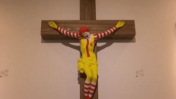 De payaso asesino a santo”: Polémica por representación de la cruz de cristo con Ronald McDonald´s