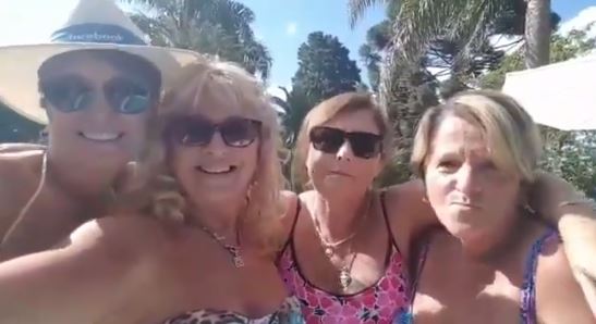 “¡Patataaaaaaaa!”: Señoras confundieron “foto” con “rec” en fallida selfie y saltaron a la fama en redes sociales