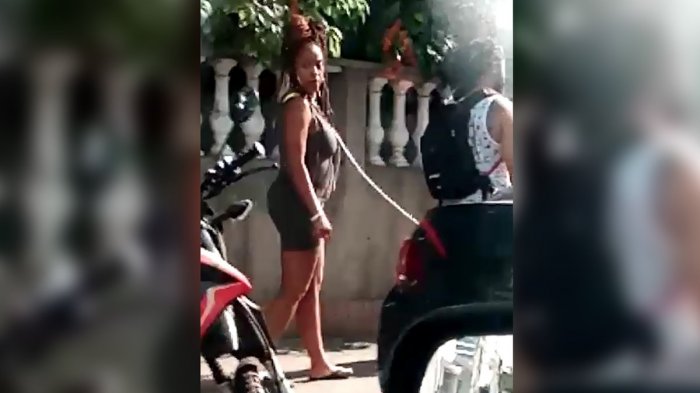 Como si fuera su mascota: Un hombre fue grabado llevando a una mujer con una cadena de perro al cuello