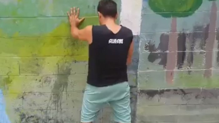 Esposa de hombre que orinó en la calle mató de una cuchillada a joven que lo increpó