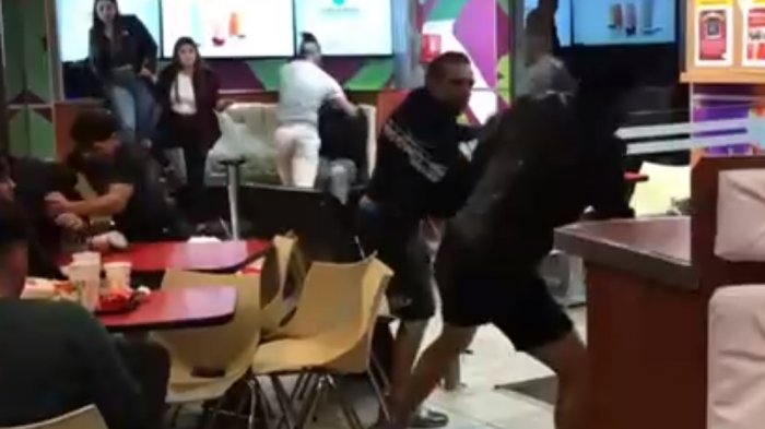 Lo peor de nosotros: Captan descomunal pelea en local de comida rápida de Viña del Mar